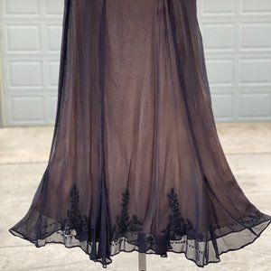 Embroidered crepe Newport News skirt size 12